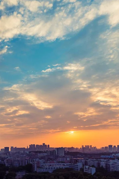 Uno Scatto Aereo Verticale Una Grande Città Sotto Cielo Azzurro — Foto Stock