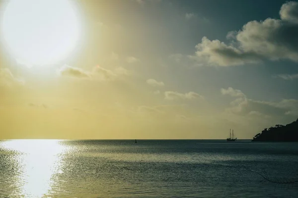 Krásná Scenérie Západu Slunce Siluetou Hor Lodí Moři Zamračenou Modrou — Stock fotografie