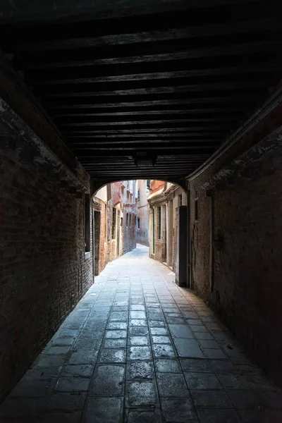 이탈리아 베니스에서 자갈이 골목길 — 스톡 사진
