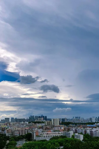 Eine Vertikale Luftaufnahme Einer Großstadt Unter Blauem Bewölkten Himmel — Stockfoto