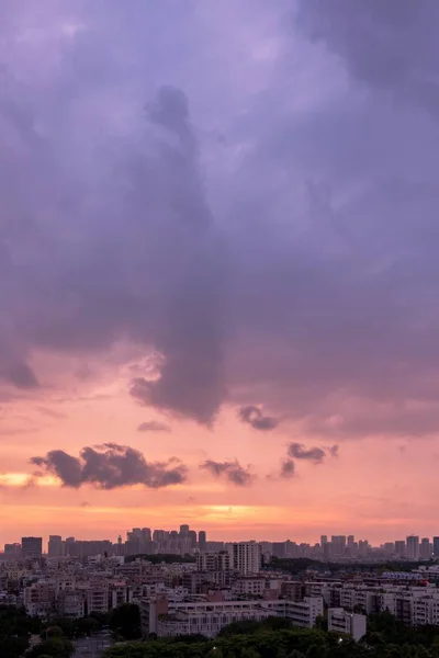 Colpo Aereo Verticale Edifici Della Città Sotto Cielo Arancione Rosa — Foto Stock