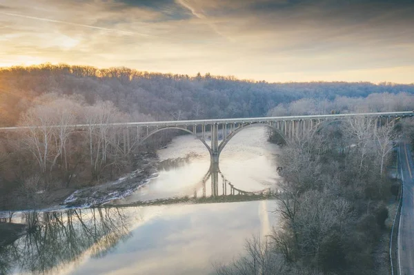 Puente Arqueado Con Reflejo Río Con Puesta Sol Fondo — Foto de Stock