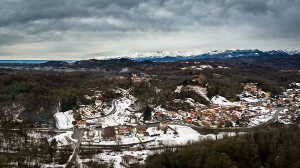 Panorama Pueblo Rodeado Vegetación Montañas Cubiertas Nieve Bajo Cielo Nublado — Foto de Stock