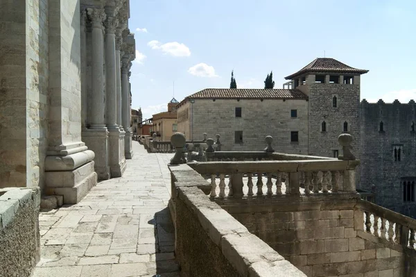 Die Mittelalterliche Spanische Stadt Girona Und Eine Seitenansicht Der Kathedrale — Stockfoto