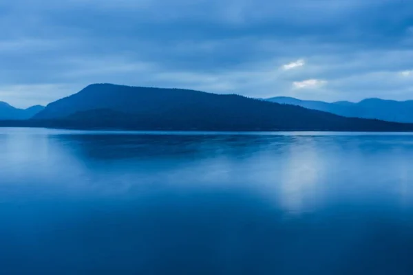 Une Photo Couper Souffle Océan Bleu Profond Une Chaîne Montagnes — Photo