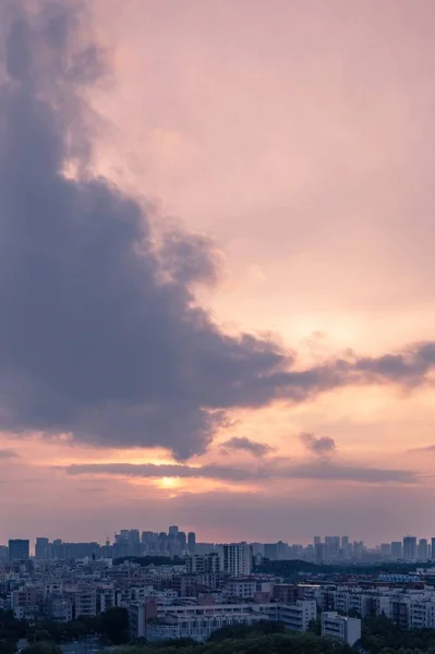 Tiro Aéreo Vertical Edifícios Cidade Sob Céu Laranja Rosa Pôr — Fotografia de Stock