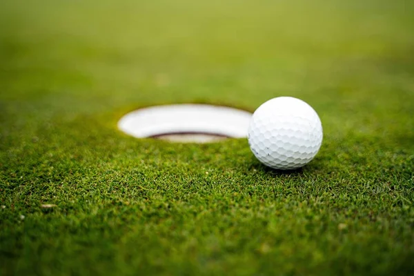 Une Balle Golf Dans Terrain Golf Pendant Journée — Photo