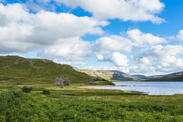 Widok Ruin Calda House Brzegach Loch Assynt Północno Zachodniej Highlands — Zdjęcie stockowe