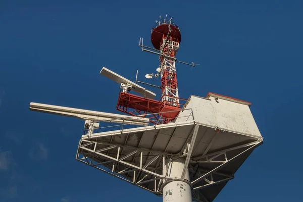 Uma Vista Baixo Ângulo Uma Torre Observação Sob Luz Solar — Fotografia de Stock