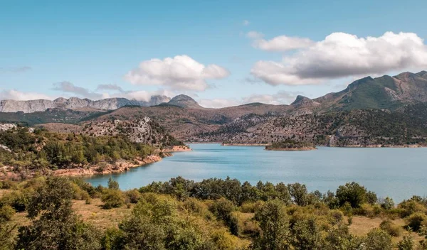 Μια Ευρεία Γωνία Της Λίμνης Barrios Luna Στην Ισπανία Που — Φωτογραφία Αρχείου