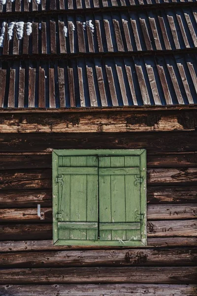 Colpo Verticale Finestre Verdi Una Casa Legno — Foto Stock