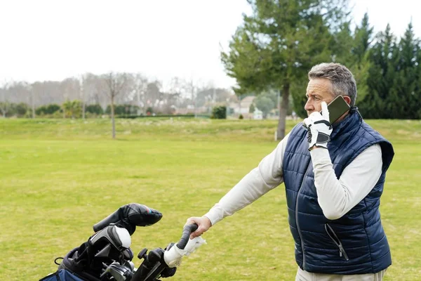 Homem Jogando Golfe Campo Golfe Durante Dia — Fotografia de Stock