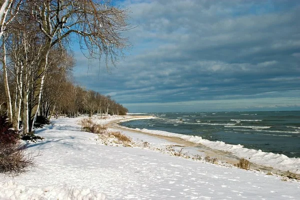 Uno Splendido Scenario Una Spiaggia Innevata Sul Mare Sotto Cielo — Foto Stock