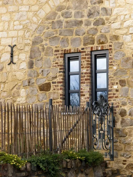 Μια Κάθετη Βολή Ενός Ξύλινου Φράχτη Μπροστά Από Ένα Σπίτι — Φωτογραφία Αρχείου