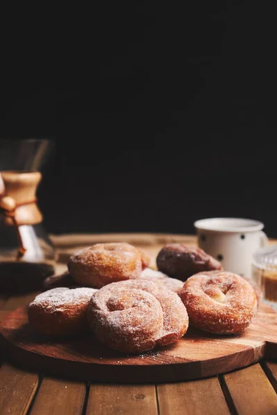 Tiro Vertical Donuts Cobra Com Açúcar Café Chemex Uma Mesa — Fotografia de Stock