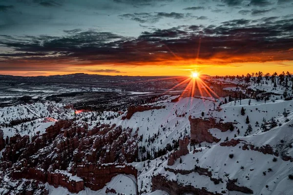 Egy Széles Látószögű Táj Gyönyörű Bryce Canyon Nemzeti Park Borított — Stock Fotó