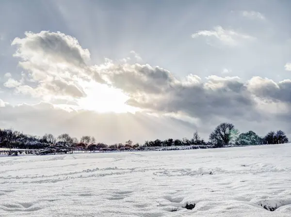 太陽の下で冬の間に雪に覆われた大きな風景の広い角度のショット — ストック写真