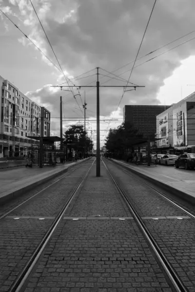 Eine Vertikale Graustufenaufnahme Von Schienen Der Stadt — Stockfoto