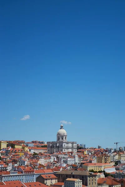 Lisbona Portogallo Giu 2019 Scatto Verticale Cielo Azzurro Con Chiesa — Foto Stock