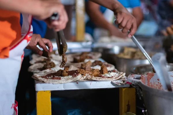 Imagine Closeup Oameni Care Pregătesc Iconic Honduran Street Food Baleada — Fotografie, imagine de stoc