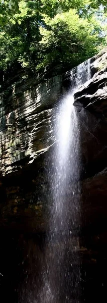 Een Verticaal Schot Van Een Krachtige Waterval Stroomt Door Rotsen — Stockfoto