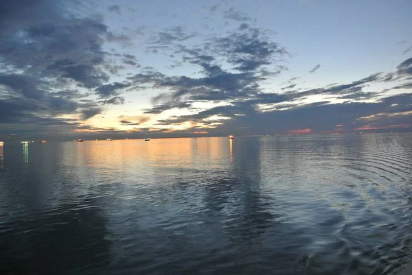 Hermoso Disparo Del Mar Tranquilo Cielo Nublado Durante Puesta Sol — Foto de Stock
