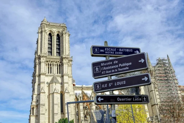 프랑스 파리에서 노틀담드 파리와 표지판의 — 스톡 사진