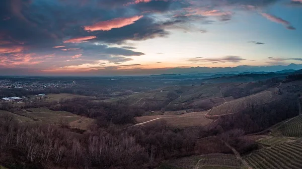 Uma Paisagem Colinas Cobertas Vegetação Cercada Por Uma Cidade Sob — Fotografia de Stock