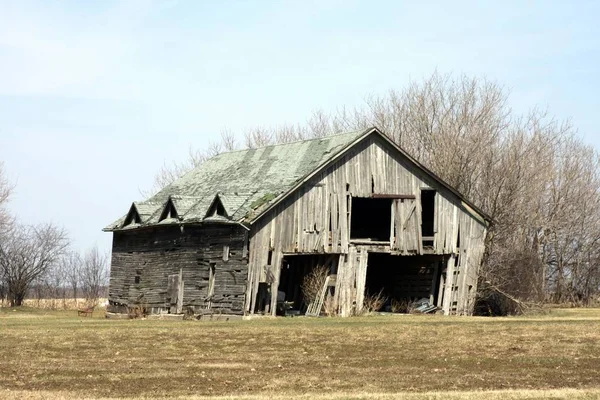 Ein Verlassenes Holzhaus Mit Verwitterten Wänden Einem Grünen Land — Stockfoto
