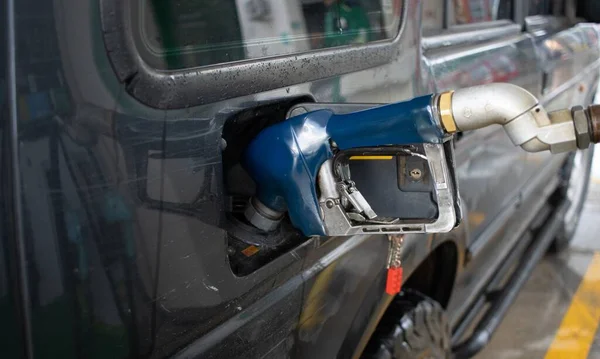 Una Boquilla Gasolina Una Gasolinera Que Recarga Depósito Gas Del — Foto de Stock
