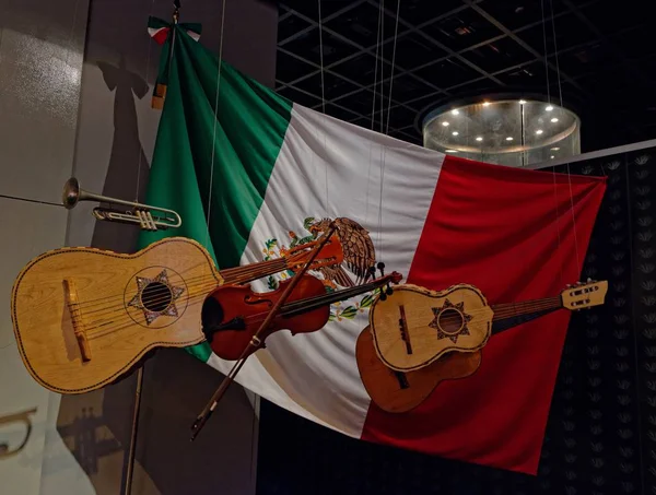 Foto Instrumentos Decorativos Colgados Escenario Con Bandera Mexicana Parte Trasera —  Fotos de Stock