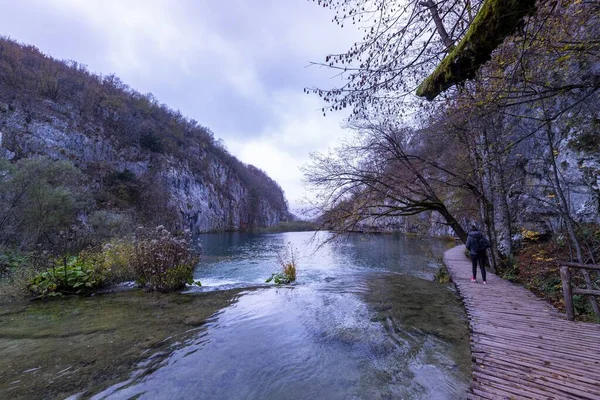 Krásný Záběr Dřevěnou Stezku Národním Parku Plitvická Jezera Chorvatsku — Stock fotografie