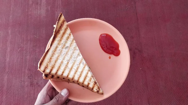 Colpo Angolo Alto Una Persona Che Tiene Piatto Con Panino — Foto Stock