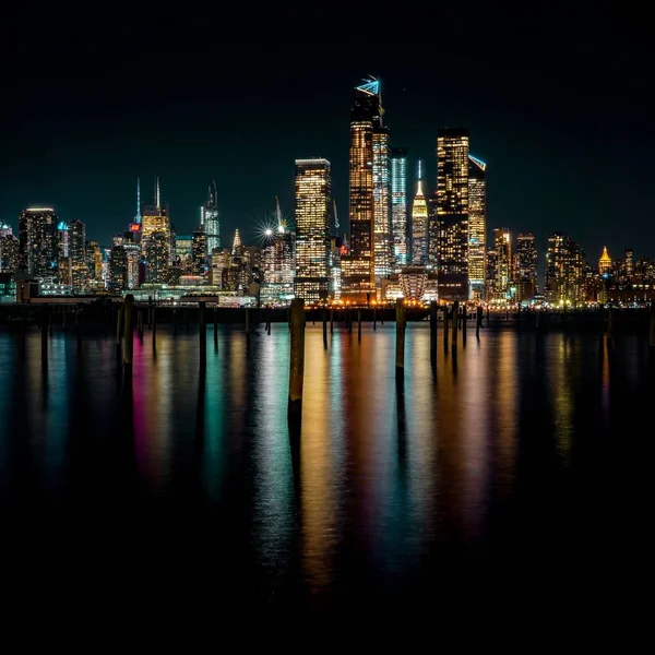Vacker Bild Urban Stadsbild Natten Med Skyskrapor Och Reflektion Vattnet — Stockfoto