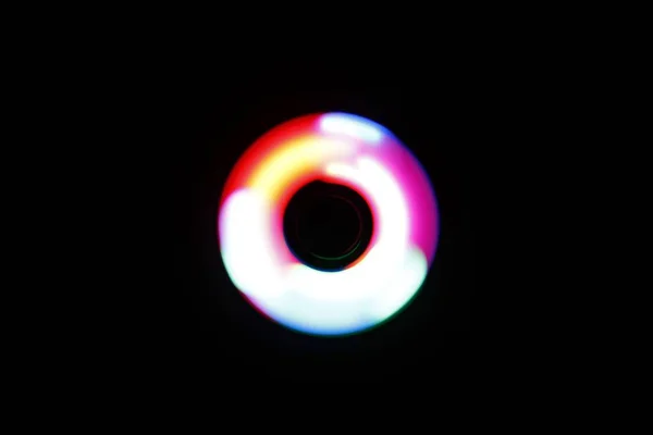 Zbliżenie Kolorowego Cyfrowego Okręgu Neonowymi Światłami Laserowymi Czarnym Tle — Zdjęcie stockowe