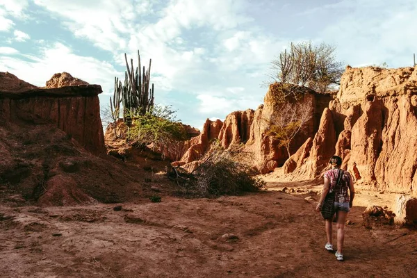 Uma Mulher Andando Redor Das Rochas Deserto Tatacoa Colômbia — Fotografia de Stock