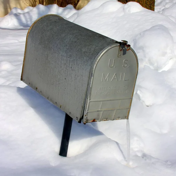 Een Close Opname Van Een Brievenbus Een Snowdrift Overdag — Stockfoto