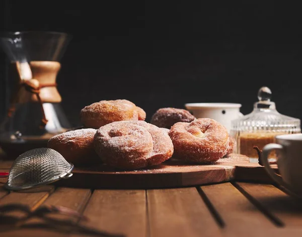 Deliciosos Donuts Cobra Com Açúcar Café Chemex Uma Mesa Madeira — Fotografia de Stock