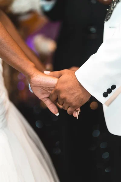 Closeup Shot Bride Groom Facing Each Other Holding Hands — Stock Photo, Image
