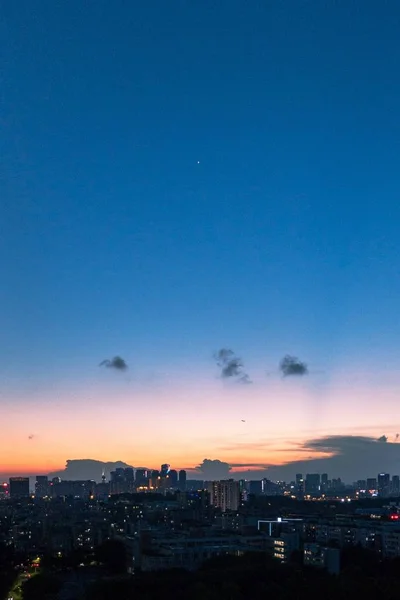 Вертикальный Снимок Городских Зданий Оранжево Голубым Небом Закате — стоковое фото
