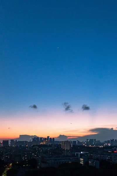 Tiro Aéreo Vertical Dos Edifícios Cidade Sob Céu Laranja Azul — Fotografia de Stock