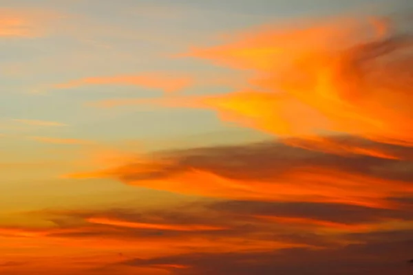 Ein Bewölkter Himmel Während Des Goldenen Sonnenuntergangs Abend Ideal Für — Stockfoto