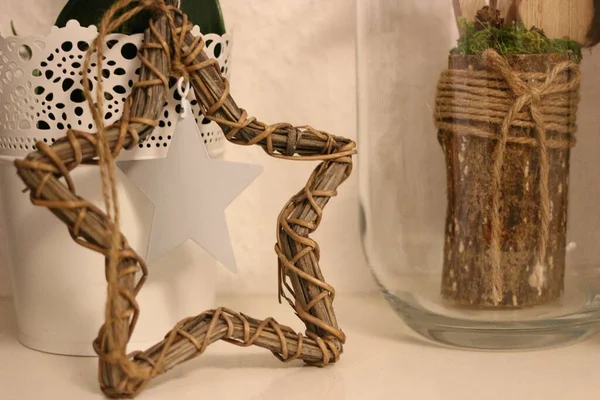Zbliżenie Ujęcie Rustykalnych Dekoracji Wiklinowej Gwiazdy Drewna Jutowym Sznurkiem Szkle — Zdjęcie stockowe