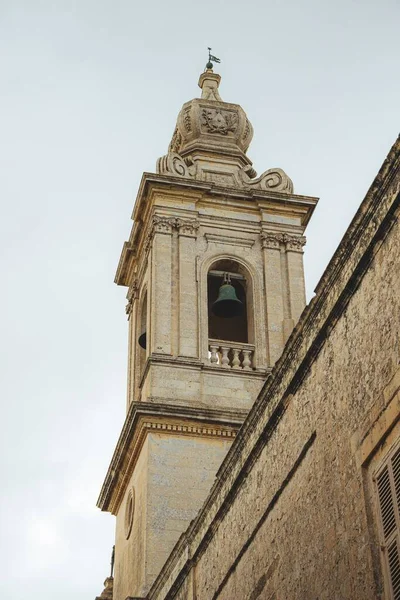 Vertikální Záběr Střechu Zvonice Staré Katedrály Bílých Cihel — Stock fotografie