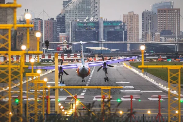 Avião Pousando Aeroporto Com Edifícios Cidade Fundo — Fotografia de Stock