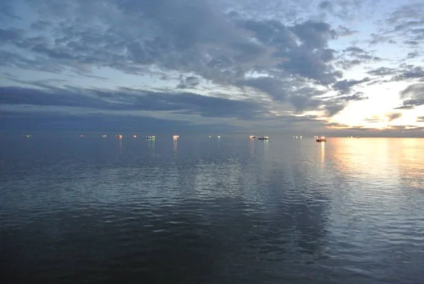 Bel Colpo Mare Calmo Cielo Nuvoloso Durante Tramonto — Foto Stock