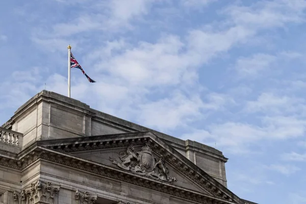 Buckingham Sarayı Nın Arka Planında Bulutlu Mavi Gökyüzü Olan Düşük — Stok fotoğraf