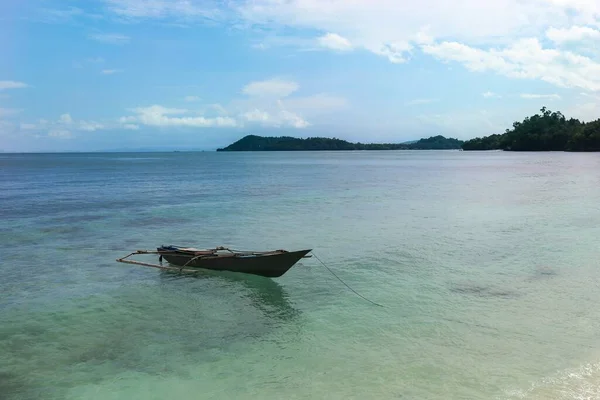 Schöne Aufnahme Eines Kleinen Bootes Einem Klaren Blauen Meer Raja — Stockfoto