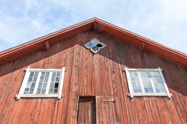 一个带有外玻璃窗的木制大房子的低角度镜头 — 图库照片