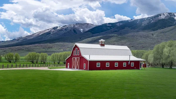 Hermoso Tiro Del Corral Madera Roja Campo — Foto de Stock